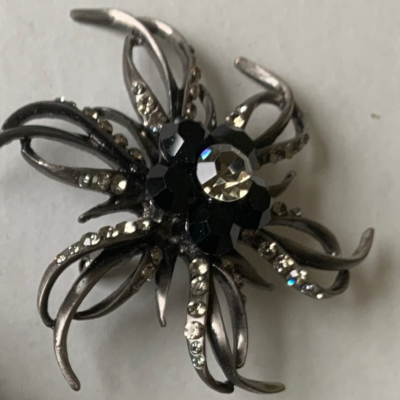 Vintage brooch pin back sparkling flower with shiny black beadings & rhinestones - Picture 3 of 12